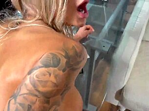 Monika Fox sesa in jebe dva tipa trdo med odmorom v pornografskem snemanju