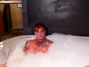 Културисти в космическо пътешествие разкриват задкулисни действия с баба и MILF на басейна.