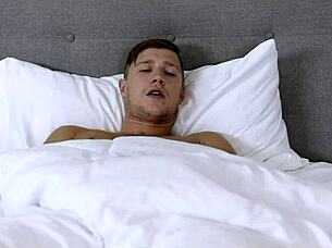 Le demi-frère et la demi-sœur aident avec une branlette intense et une séance de sodomie