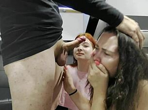 Hráme sa s pičkou v kúpeli