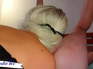 Обичаш ли да лижеш задника му така? Толкова е вкусно, нали?