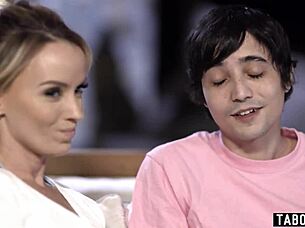 Zralá nevlastní máma se vrhne na lízání kundičky nevlastnímu synovi celou noc