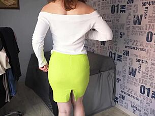 Amatør milf driller stram røv i kontor-trusser