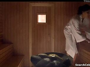 Ana Alexander in Kate Orsini raziskujeta kemijo z velikimi joškami in pihanjem. Dražita se v topless scenah, do ročnih užitkov