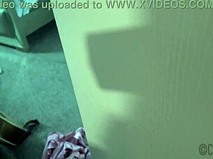 Eu seduzi meu namorado e a meia-irmã loira dele para um ménage lésbico com brinquedos