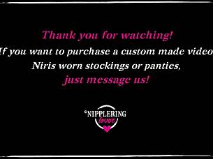 Kuuma mies stimuloi klitoria vibraattorilla orgasmiin asti, lävistäen pillun ja isot nännirenkaat!