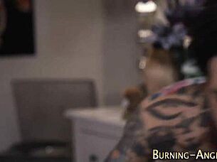 هل هذه الغوث الموشومة جاهزة للشرجي؟ منحنية في دوجيستايل، تأخذه عميق