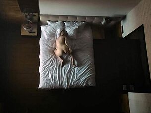 Elle se fait plaisir sur le lit avec des caresses sensuelles