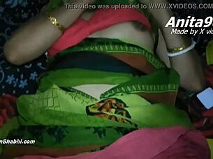 Индийската Анита баба получава пичката си ебана наведена вкъщи с огромен кур и еякулация