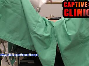 Angel Santana praat naakt met dokter Tampa over immigratiebeleid in Florida voor de scène