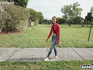 절박한 모델이 현금 위해 뭐든 해. 브루넷 매력과 도기스타일 실력으로 계약 따내!