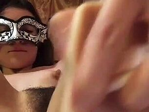 schattige slet vingers haar natte kut met dildo closeup, wil je kijken?