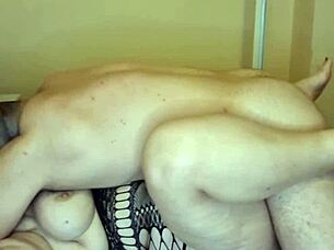 Tučná bujná milf zvádza milenca na divoký sex v posteli.