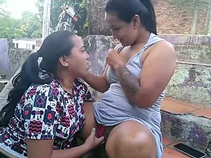 我继妹来帮我修指甲，看到我穿迷你裙兴奋了 第2部分