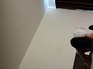 我无法抗拒这个戴面具的中国宝贝在酒店房间