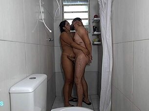 Di kamar mandi, dia membungkuk untuk nge-doggy dan memekanya menganga