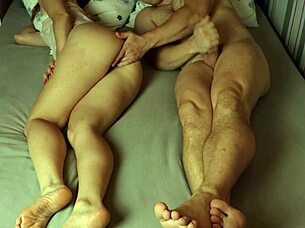 Nevlastní sestra v sexy prádle nechává šplhat do kalhotek pro zakázanou masturbaci a orgasmus