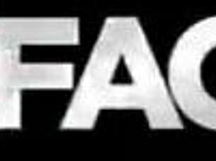 Maya Woulfe si fa beccare a scopare il cuscino dal fratellastro in scena completa