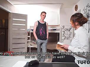 Студент трахает пышногрудую репетиторшу?