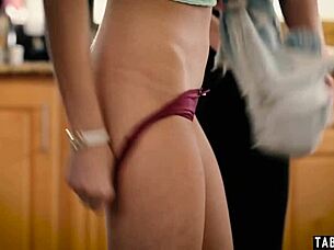 Minha enteada fofa provoca com peitos enormes depois da escola