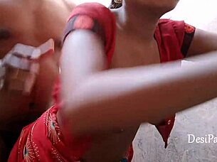 زوجة قرية ديسي تستمتع بجنس واقف عنيف مع ديفار