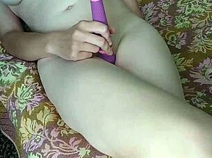 Geiles Mädchen spürt intensives Vergnügen beim Masturbieren vor Kamera, kommt laut mit ihren natürlichen Titten