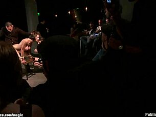 Tengok babe ketat dengan tetek besar dapat kongkek di tempat awam!