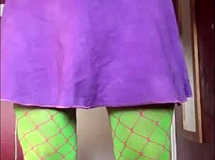 Biszexuális crossdresser könyörög a szájába vizelésért nyilvános kihívás közben.