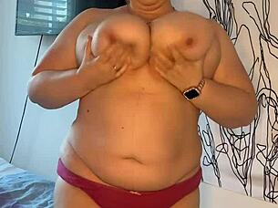 Gruba niemiecka milf rozbiera się w seksownej bieliźnie.