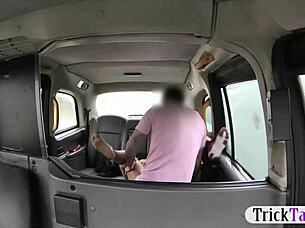 Чернокожа мадама смуче и чука в таксито да си плати пътуването