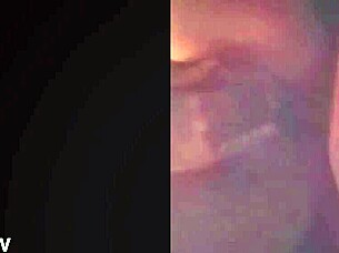 Sledoval som sexy ryšavku dostávať cumshot na pičku a bolo to tak horúce, že som to ledva zvládol