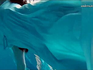 Havuzda dalış yapan ateşli 18+ genç, kıyafetlerini yırtıp solo mastürbasyon gösterisi yapıyor