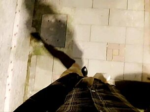 Китайски ледибой в чорапи и токчета мастурбира навън в ботуши