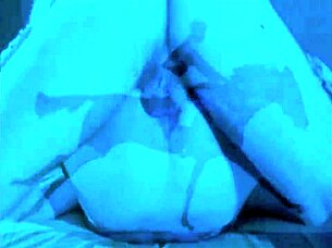 כופפתי את הכוס השעירה והוינטג'ית שלי והכלב בשביל כיף אסור בחוץ עם ציצים טבעיים, מרגישה כל כך נוכלת וחשופה