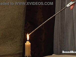 Esclava lesbiana castigada con choques eléctricos cachondos