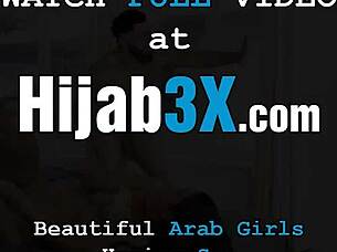 Мусульманская сводная сестра Майя Фаррелл учится жестким сексуальным трюкам у сводного брата в мокром диком уроке