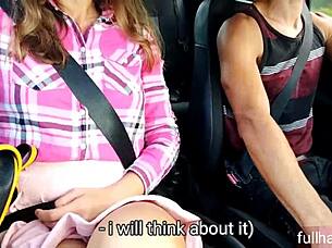 Fake-Taxi-Passagierin kann nicht zahlen, gibt Blowjob und Creampie in Untertiteln