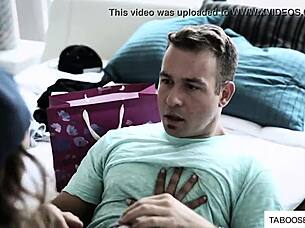 uprostred šialeného rodinného stretnutia lesbická nevlastná sestra horlivo skúša cucnúť kurac, skúmajúci zakázané túžby s intenzívnou vášňou