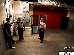 Prișonieri prinși futându-se în birou!