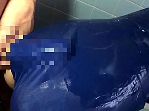 Tomomi-chan erkek arkadaşının yerinde sakso çekip yüzüne boşalıyor