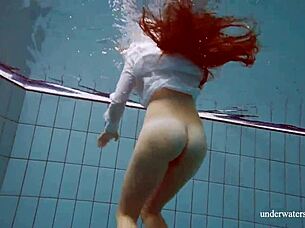 în piscină, adolescentă cehă fierbinte 18+ se relaxează arătând țâțe și funduri sub apă