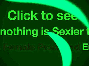 Lepotica Ivy si igra s pičko