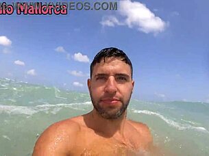 Hed italiensk pige viser boblerøv på nøgen strand