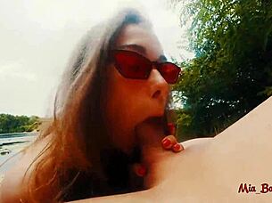 Intensywny publiczny anal na plaży z fit ciałem Mii Bandini i wytryskiem