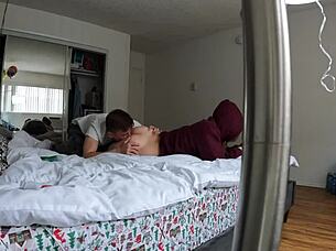 Použil tělo své nevlastní sestry v různých pozicích, končí spermatem na obličeji