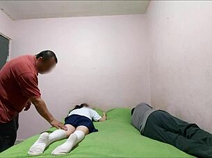 继父睡觉时继叔偷偷进来。我的18+青少年继侄女玩脏。