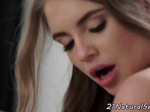 Model dewasa 18+ digenjot pelan dari belakang