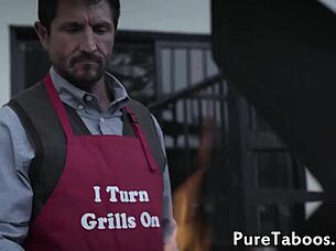 Όμορφη σε τριάδα γαμάει σκληρά στην πούτσα από δύο τύπους