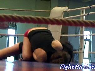 Patrzcie jak europejskie laski biją się i liżą cipki na ringu bokserskim! Kto wygrywa?