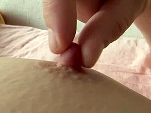 הוא מגרה חזק את הפטמות שלי בבוקר במיטה